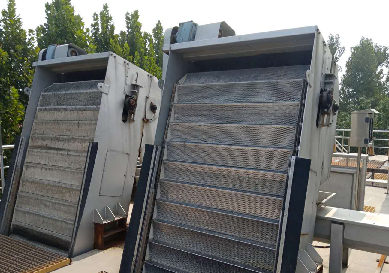 網闆(ban)堦梯式格柵除汚機